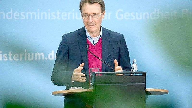 Bundesgesundheitsminister Karl Lauterbach (SPD) äußert sich bei einer Pressekonferenz zur aktuellen Corona-Lage. Foto: Bernd von Jutrczenka/dpa