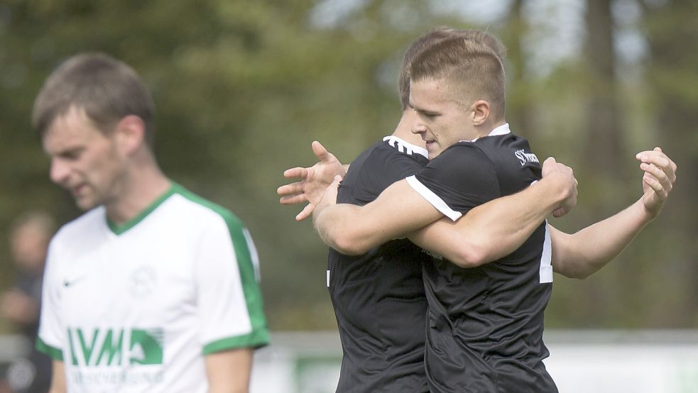 In den vergangen Jahren bejubelte Pascal Meyer (rechts) einige Treffer für den SC Wiesens. In der kommenden Spielzeit wird er für den SV Wallinghausen auf Torejagd gehen. Archivfoto: Doden