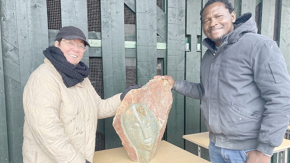 Anna Fennen zeigt die Skulptur, die sie in Wimbai Ngomas Workshop geschaffen hat.