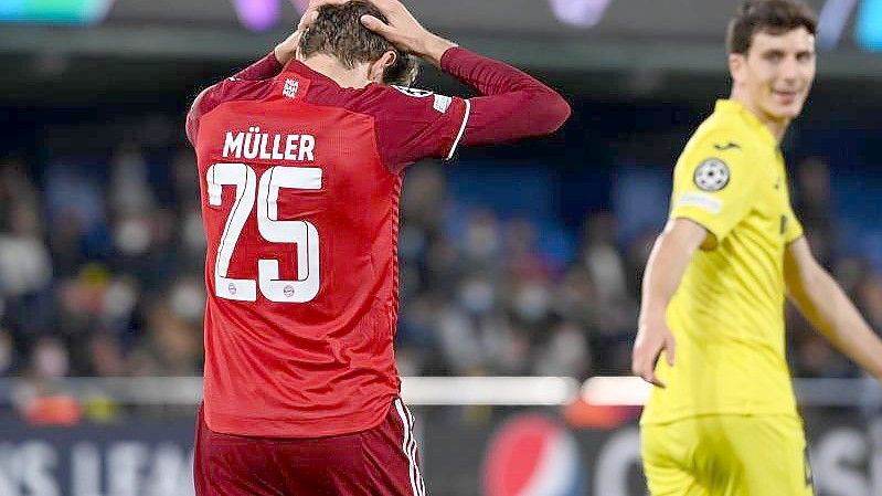 Münchens Thomas Müller (l) fasst sich an den Kopf. Foto: Sven Hoppe/dpa