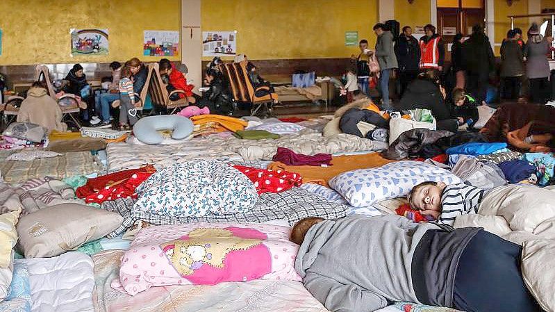 Ukrainische Flüchtlinge schlafen in einer provisorischen Unterkunft am Hauptbahnhof von Lwiw. Foto: Dominika Zarzycka/SOPA Images via ZUMA Press Wire/dpa