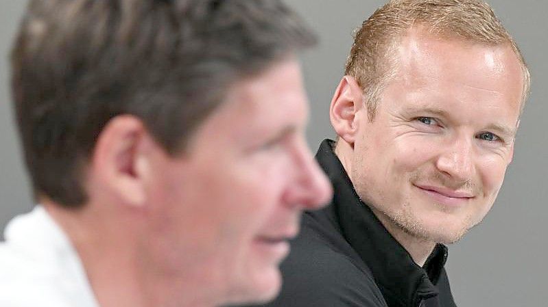 Vorfreude auf Barça: Eintracht-Coach Oliver Glasner (l) und Kapitän Sebastian Rode. Foto: Arne Dedert/dpa