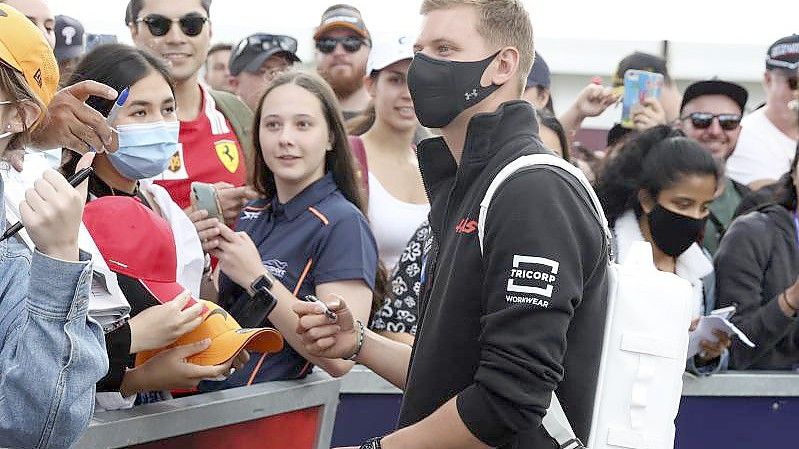 Mick Schumacher bei seiner Ankunft in Melbourne ein. Foto: Asanka Brendon Ratnayake/AP/dpa