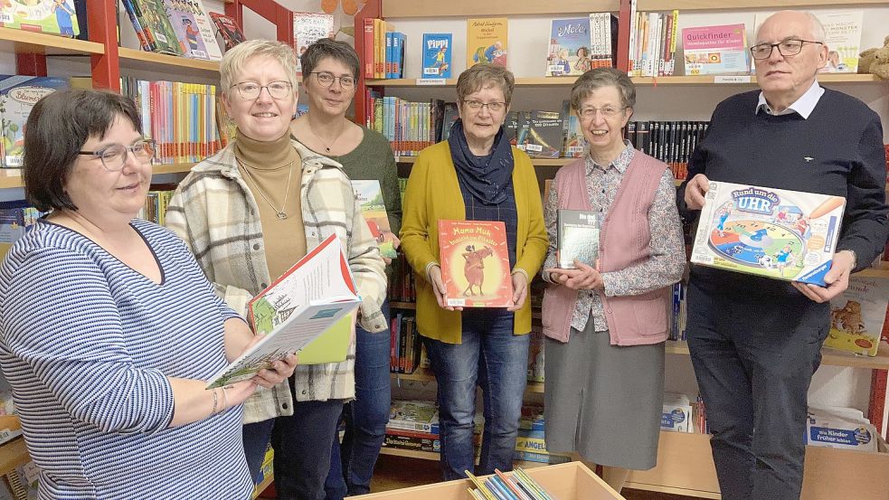 Sie präsentierten den digitalen Katalog (von links nach rechts): Astrid Cordes, Rita Buß, Anita Kruse, Helga Steenken, Schwester Aniela und Georg Pugge. Foto: Rübesam