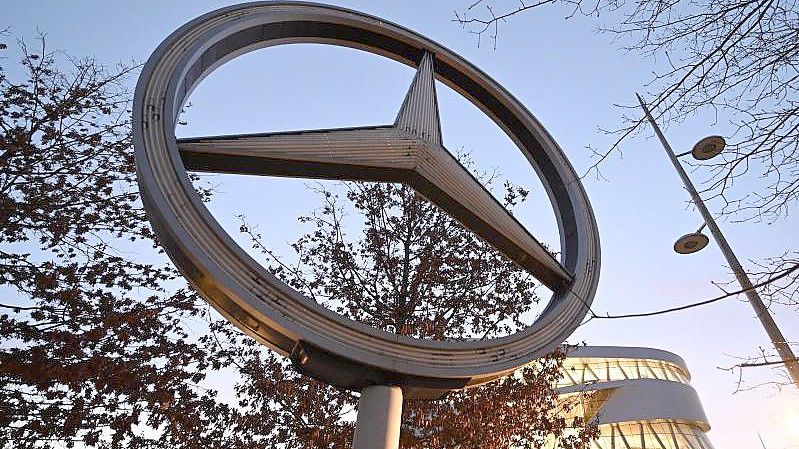 Ein Mercedes Stern, das Logo des Automobilherstellers Mercedes-Benz, vor der Niederlassung am Stammwerk in Stuttgart. Foto: Bernd Weißbrod/dpa