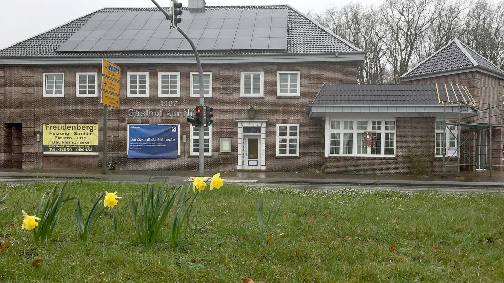 Jeder, der auf der Leeraner Straße von Leer nach Hesel fährt oder in umgekehrter Richtung unterwegs ist, kommt am Gasthof zur Nücke, benannt nach dem Holtlander Ortsteil Nücke, vorbei. Foto: Schneider-Berents