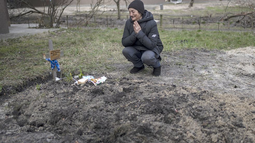 Eine Einwohnerin der ukrainischen Kleinstadt Butscha bei Kiew am Grab ihres mutmaßlich von russischen Einheiten getöteten Mannes. Foto: AP