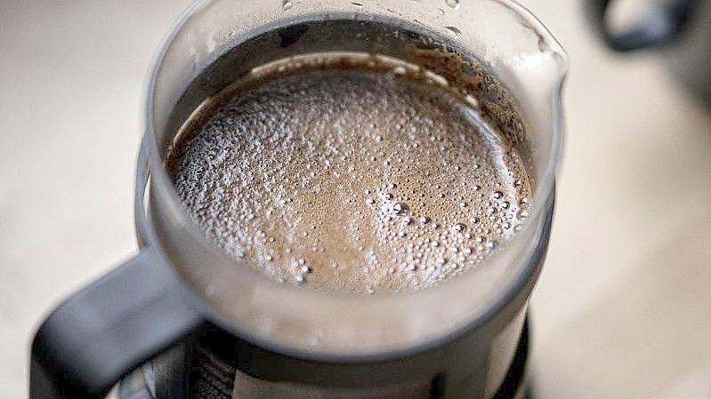 Trotz starker Preiserhöhungen hat sich der ohnehin hohe Konsum von Kaffee in Deutschland auch im zweiten Coronajahr abermals erhöht. Foto: Fabian Sommer/dpa