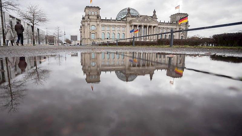 Unternehmen in Deutschland, die unter den wirtschaftlichen Folgen des Ukraine-Kriegs leiden, bekommen staatliche Hilfen. Foto: Christoph Soeder/dpa