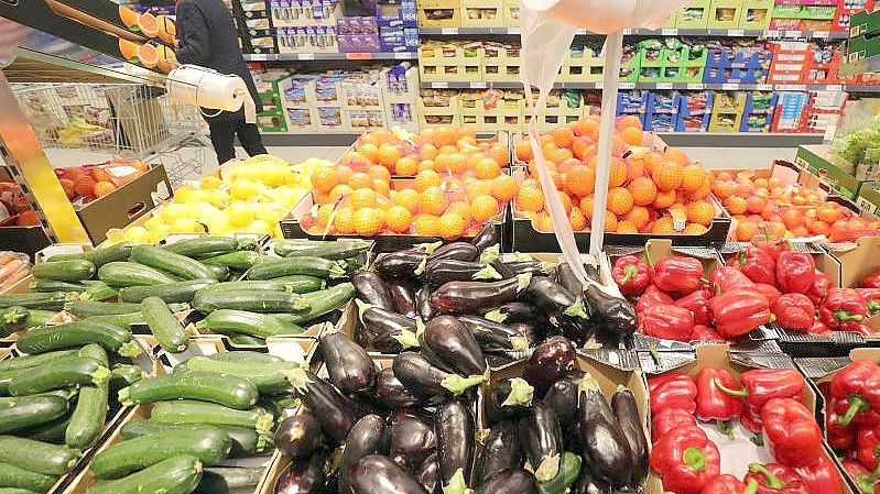Obst und Gemüse im Supermarkt: Lebensmittel sind spürbar teurer geworden. Foto: Wolfgang Kumm/dpa