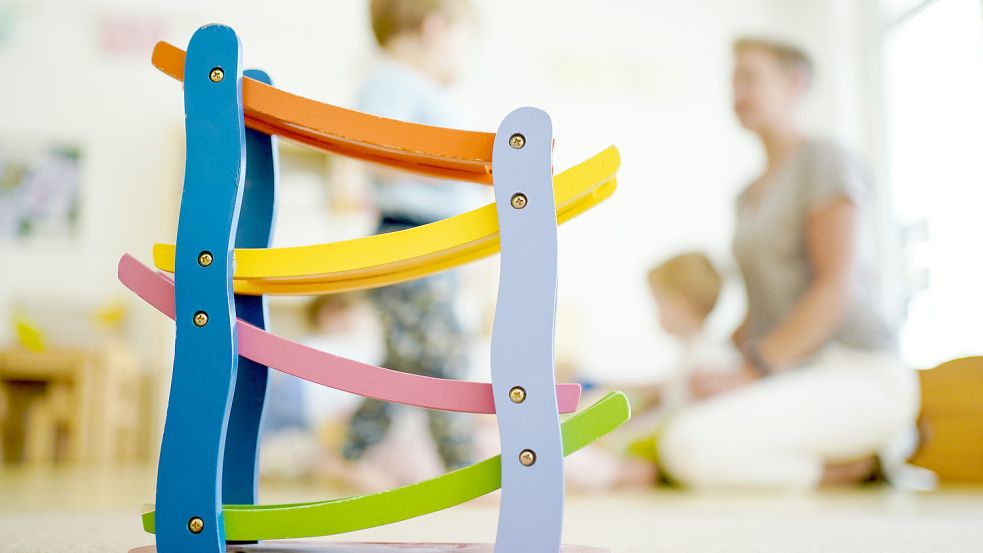 Das Thema Kinderbetreuung wird noch lange ein Thema zwischen Landkreis und Stadt Leer sein. Symbolfoto: Anspach/dpa