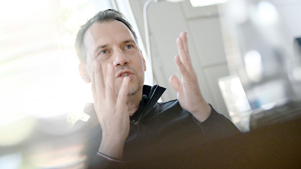 Thriller-Autor Sebastian Fitzek beichtet im Interview, dass er keine Spiegeleier braten kann. Foto: dpa/Britta Pedersen