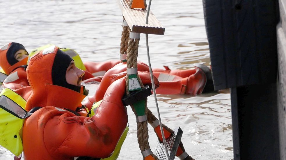 Kursteilnehmer müssen eine Leiter erklimmen. Foto: Keller