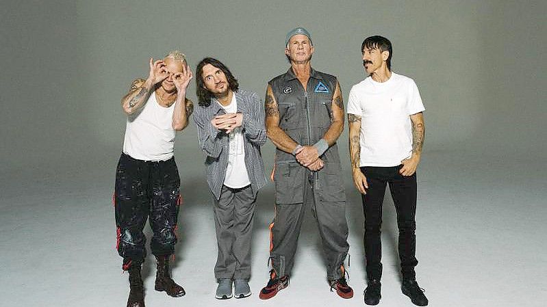 Flea (Bass, l-r), John Frusciante (Gitarre), Chad Smith (Schlagzeug) und Anthony Kiedis (Gesang) sind die Red Hot Chili Peppers. Foto: Sandy Kim/Warner Music/dpa