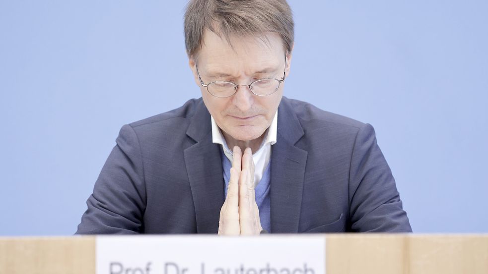 Gesundheitsminister Karl Lauterbach nach einer harten Woche am Freitag vor der Hauptstadtpresse. Foto: IMAGO/Jens Schicke