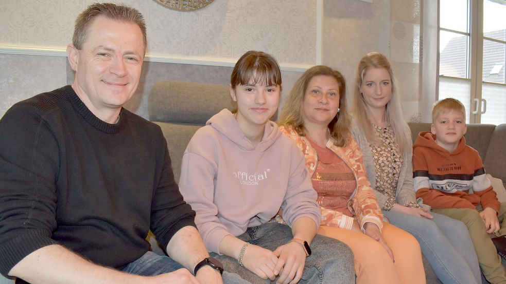 Nina Weinobst (2. von rechts, mit Sohn Tammo) aus Ostrhauderfehn hat die ukrainischen Flüchtlinge Olga und Darya Linevich (Mitte und 2. von links) aufgenommen. Der Deutsch-Russe Witali Schick unterstützt als Dolmetscher. Fotos: Zein