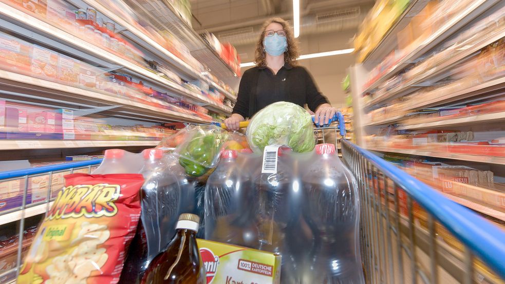 Ob es mit oder ohne Mund-Nasen-Schutz durch den Supermarkt geht, ist seit dieser Woche den Kunden selbst überlassen. Archivfoto: Ortgies