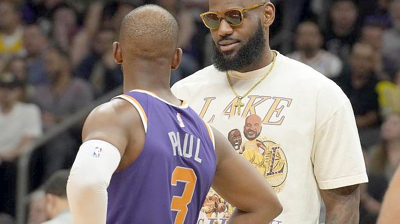 Lakers-Forward LeBron James im Gespräch mit Suns-Guard Chris Paul (3). Foto: Rick Scuteri/AP/dpa