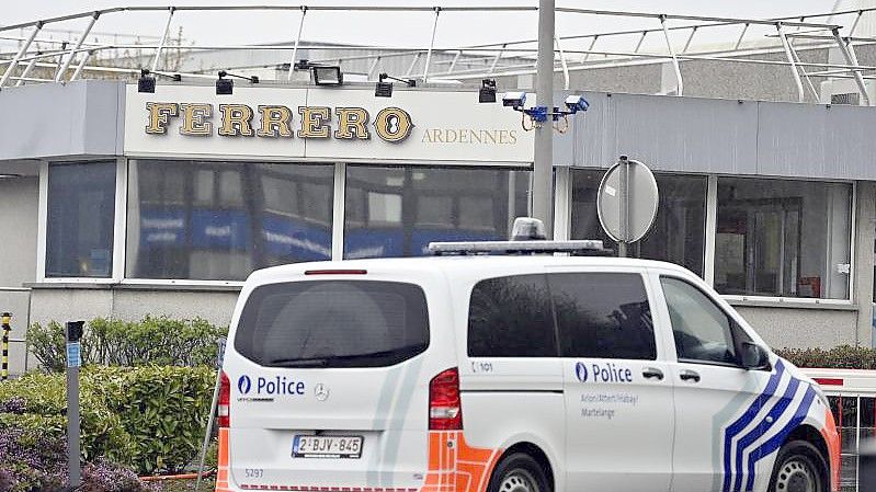 Ein Polizeifahrzeug steht vor der Ferrero-Fabrik im belgischen Arlon. Schon seit Monaten wusste der Konzern von einem Salmonellen-Problem an diesem Standort. Foto: Eric Lalmand/BELGA/dpa