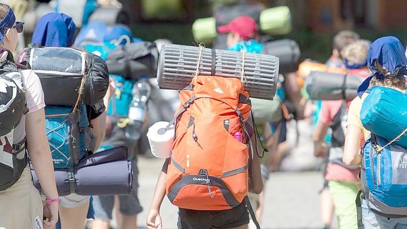 Jugendliche in der Staufener Innenstadt. Das Interrail-Ticket zum Taschengeld-Preis war für Generationen von Teenagern ein Tor zur Welt. Foto: Patrick Seeger/dpa