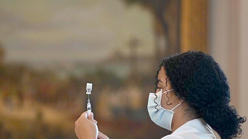 Eine Mitarbeiterin des Gesundheitswesens bereitet in Rio de Janeiro eine Dosis für einen Corona-Impfstoff vor. Foto: Andre Borges/dpa