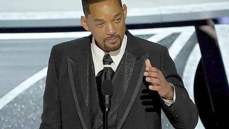 Will Smith weint, als er den Preis als bester Schauspieler für seine Rolle in dem Film „King Richard“ entgegennimmt. Nach dem Ohrfeigen-Eklat bei den Academy Awards wird Smith nun bis 2032 von Oscar-Verleihungen und anderen Academy-Events ausgeschlossen. Foto: Chris Pizzello/Invision/AP/dpa