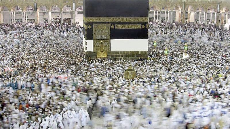 Muslimische Pilger umrunden die Kaaba in der al-Haram-Moschee. Foto: Amr Nabil/AP/dpa/Archiv