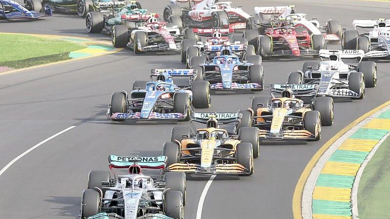 Das Fahrerfeld beim Preis von Australien kurz nach dem Start auf der Rennstrecke. Foto: Asanka Brendon Ratnayake/AP/dpa
