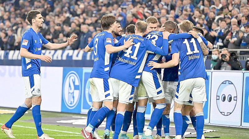Schalke ist nach dem Sieg gegen Heidenheim an der Spitze der 2. Liga angekommen. Foto: David Inderlied/dpa