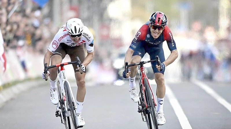 Michal Kwiatkowski (r) setzte sich in Valkenburg hauchdünn vor Benoit Cosnefroy durch. Foto: Eric Lalmand/BELGA/dpa