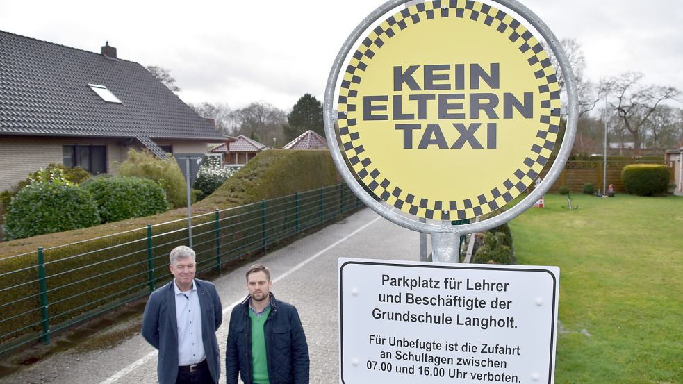 In Langholt wurde 2020 versucht, dem Problem mit Verboten zu begegnen. Schulleiter Nanno Heddens (links) und Ralf Hillmer, stellvertretender Hauptamtsleiter der Gemeinde, stellten die Schilder damals vor. Foto: Ammermann/Archiv
