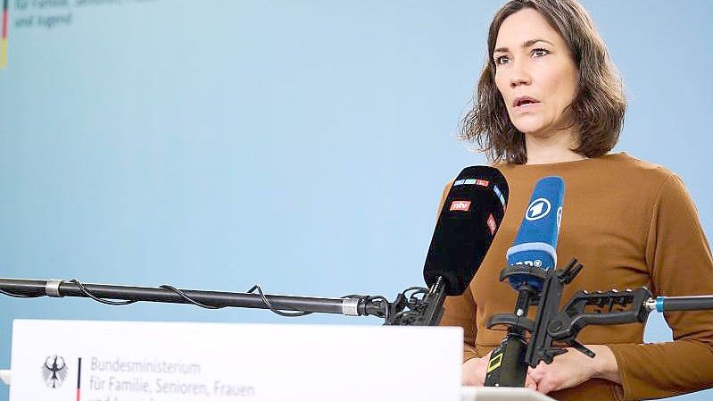 Bundesfamilienministerin Anne Spiegel äußert sich bei einem kurzfristig einberufenen Pressetermin in Berlin. Foto: Annette Riedl/dpa