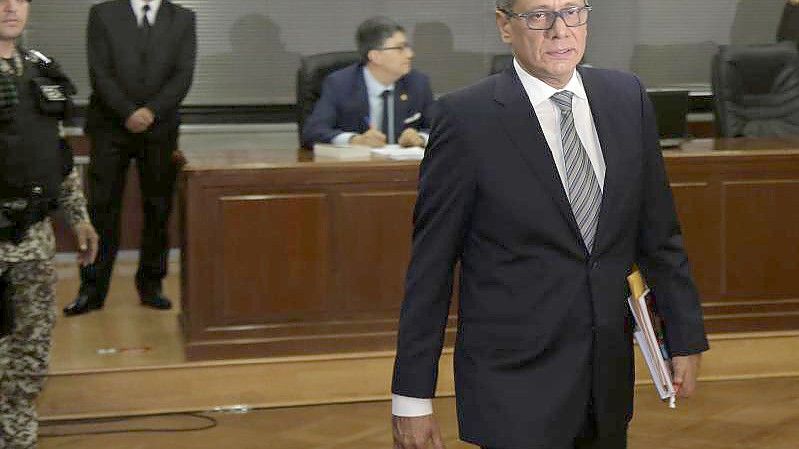 Jorge Glas (r), Ex-Vizepräsident von Ecuador, bei einer Anhörung vor dem Obersten Gerichtshof in Quito. Foto: Dolores Ochoa/AP/dpa