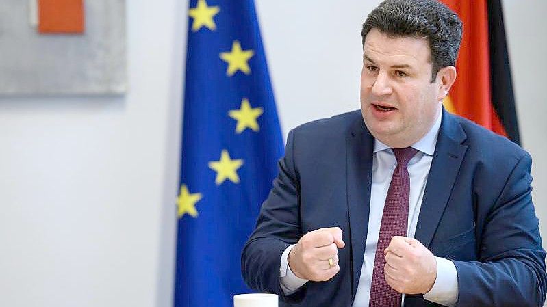 Bundesarbeitsminister Hubertus Heil (SPD) sitzt beim dpa-Interview in einem Besprechungsraum im Bundesministerium für Arbeit und Soziales. Foto: Bernd von Jutrczenka/dpa