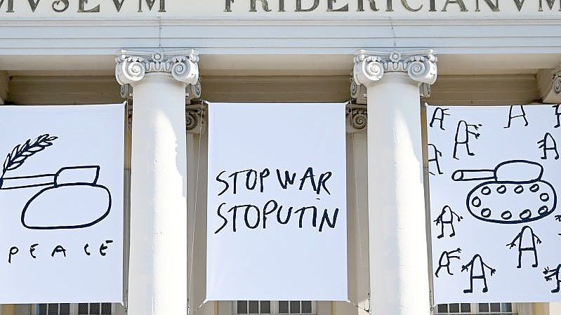 Drei Motive mit dem Titel „Anti War Drawings, 2022“ des documenta-Künstlers Dan Perjovschi am Kasseler Fridericianum. Foto: Uwe Zucchi/dpa