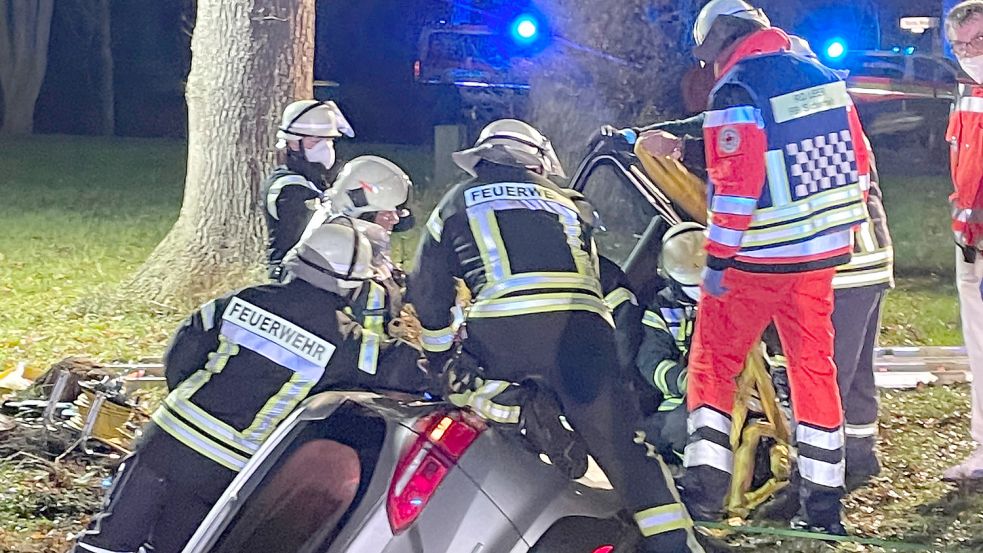 Bei diesem Unfall in Strücklingen am 7. Dezember 2021 wollte die Ostrhauderfehner Ortswehr die Karosserie des verunglückten Autos aufschneiden. Doch das Rettungsgerät versagte. Foto: Feuerwehr