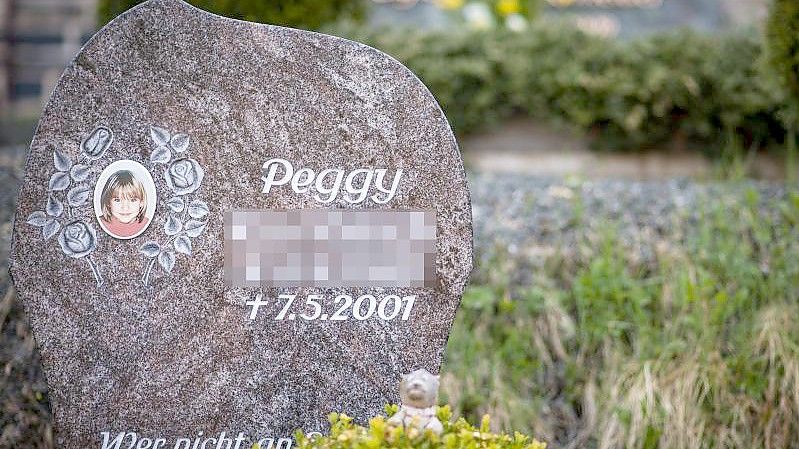 Ein Gedenkstein mit dem Porträt des Mädchens Peggy in Nordhalben. Foto: David Ebener/dpa