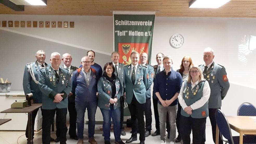 Auf dem Bild zu sehen sind von links: Ulrich Tebben, Uwe Seelbinder, Stephanus Reens, Dieter Strauch, Frank Eilers, Stefanie Dannebaum, Bernd Dannebaum, Alexander Wallschlag, Manfred Naber, Johann Rauert, Philipp Henken, Sandra Dannebaum, Saskia Kramer und Hans-Dieter Naber. Foto: privat