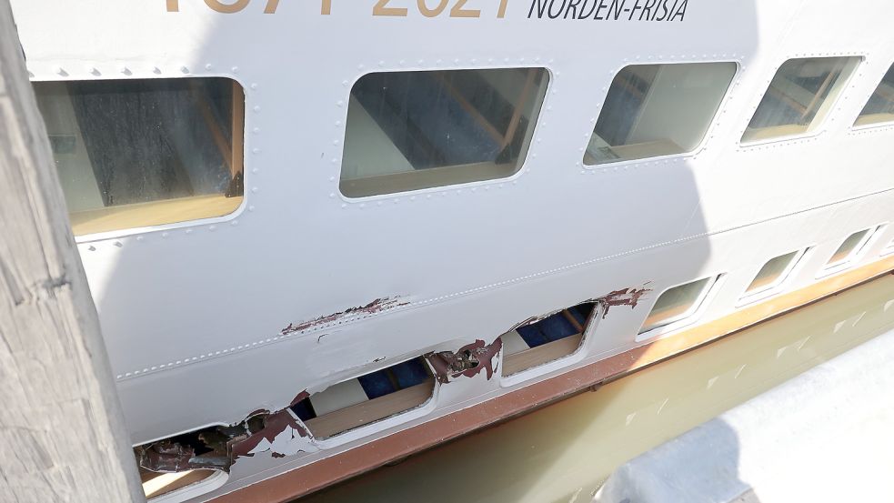 Die Juist-Fähre wurde durch den Zusammenstoß beschädigt. Fensterscheiben sind zerbrochen. Foto: Bodo Kiefer