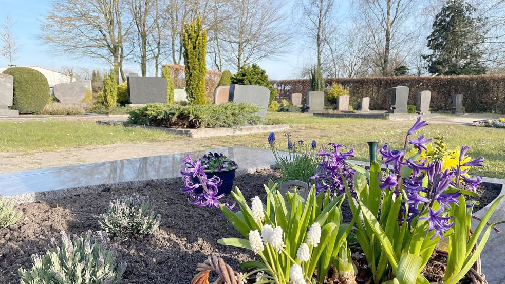 Der Friedhof in Rhaudermoor wird von der kommune betrieben. Jetzt wurden die Gebühren für Grabstellen erhöht. Foto: Janßen