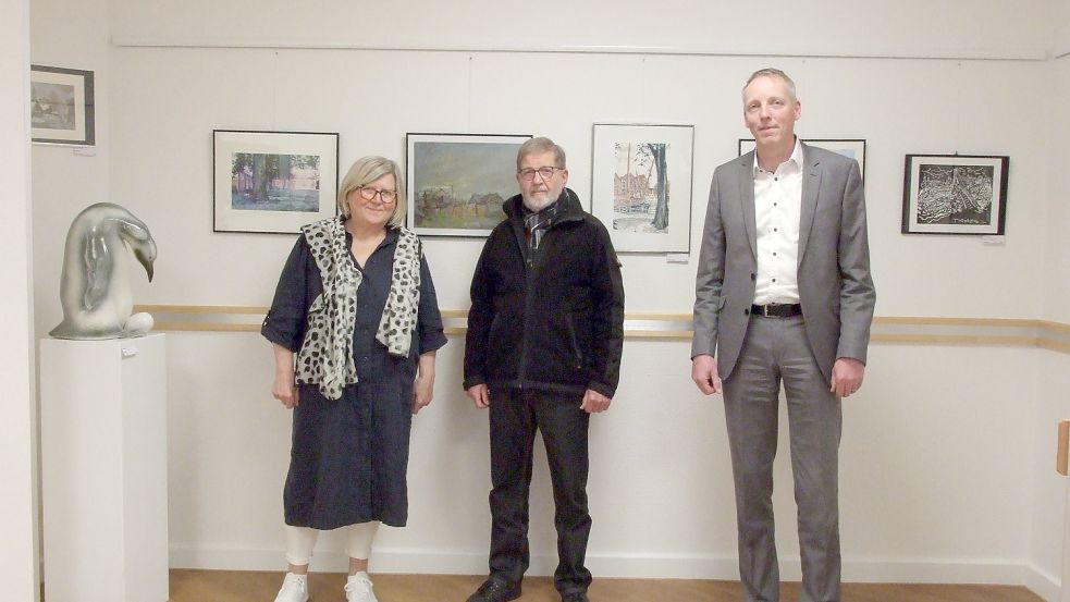 Sie teilen die Leidenschaft für Kunst (von links): Rita Hallbauer (Vorsitzende Kunstkreis Rhauderfehn), Hartmut Dierks (Kunstkreis Rhauderfehn) und Uwe Brechtezende (Vorstand der Volksbank Westrhauderfehn). Foto: Scherzer