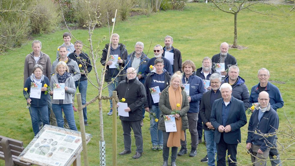 Neunzehn Frauen und Männer absolvierten am Evangelischen Bildungszentrum in Potshausen erfolgreich den Lehrgang zum Obstbaum-Fachwart. Die Teilnehmer bekamen neben einem entsprechenden Zertifikat auch eine Rose als Dank für die Mitarbeit überreicht. Foto: Weers