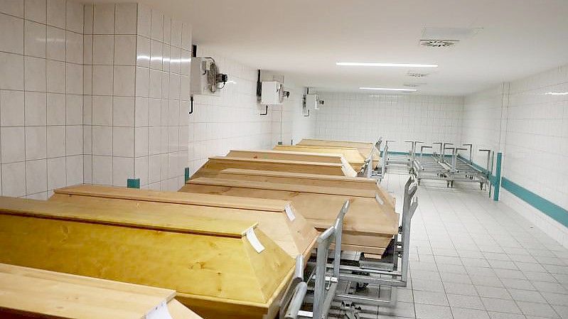Särge stehen im Kühlhaus des städtischen Krematoriums in Erfurt. Foto: Bodo Schackow/dpa-zentralbild/dpa