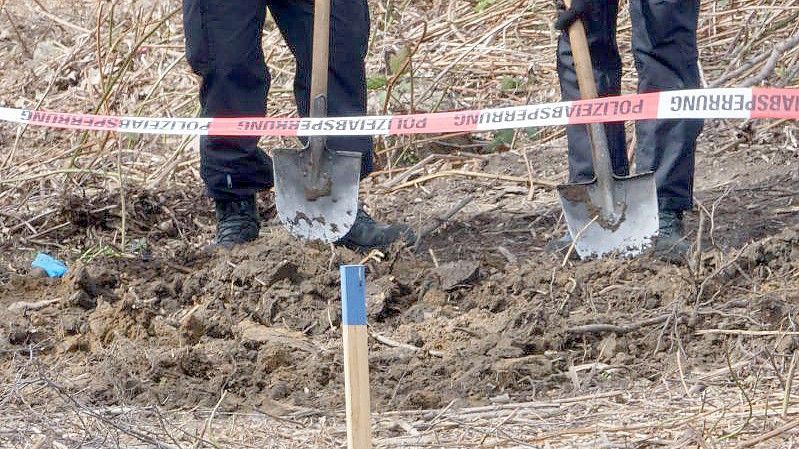 Polizisten suchen nach Knochen und Spuren in Braunschweig. Foto: Mia Bucher/dpa