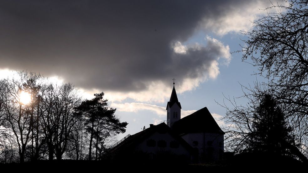 Dunkle Wolken über den Kirchen in Deutschland? Zuletzt nahm die Zahl der Austritte weiter zu. Foto: Hildenbrand/DPA