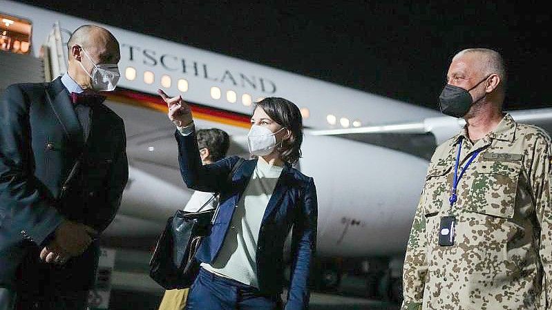 Bundesaußenministerin Annalena Baerbock wird auf dem Flughaen in Bamako vom deutschen Botschafter Dietrich Pohl (l) und Militärattaché Carsten Boos empfangen. Foto: Kay Nietfeld/dpa