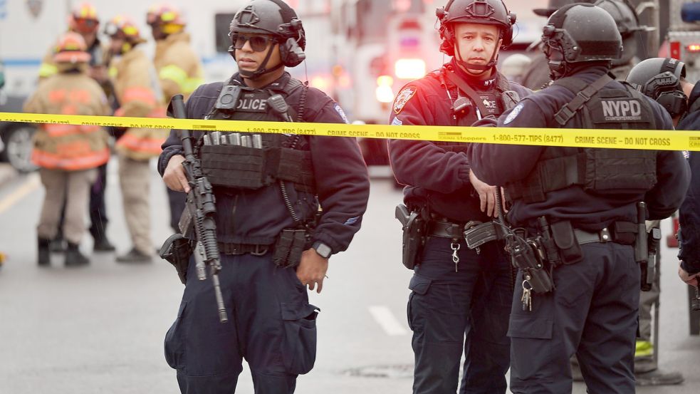 Polizeikräfte sicher die New Yorker U-Bahn, die Schauort einer Schießerei wurde. Foto: AFP/SPENCER PLATT