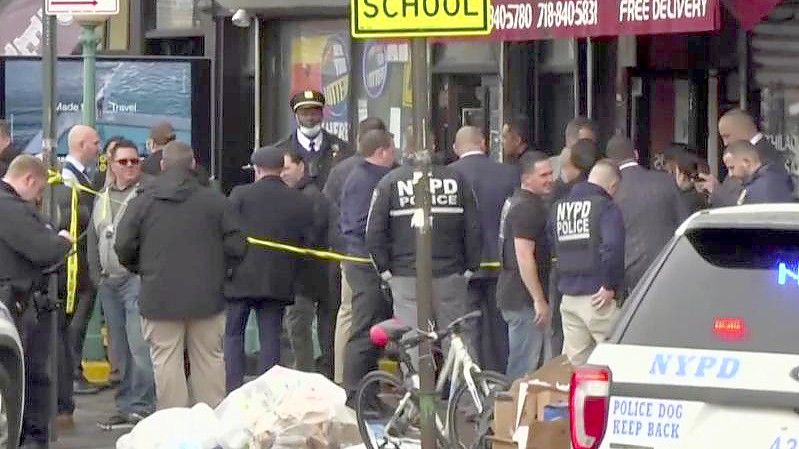 Polizisten am Tatort im New Yorker Stadtbezirk Brooklyn. Foto: -/WABC/AP/dpa
