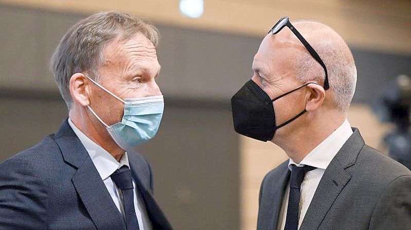 Sollen den DFB bei der FIFA und UEFA präsentieren: Bernd Neuendorf (r) und Hans-Joachim Watzke. Foto: Federico Gambarini/dpa