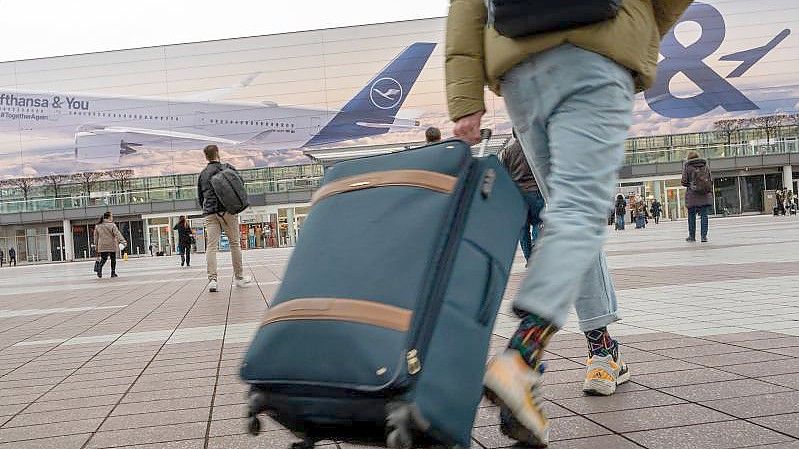 Einer Yougov-Umfrage zufolge wollen anders als 2020 und 2021 wieder mehr Bürger ihren Urlaub im Ausland verbringen. Foto: Peter Kneffel/dpa